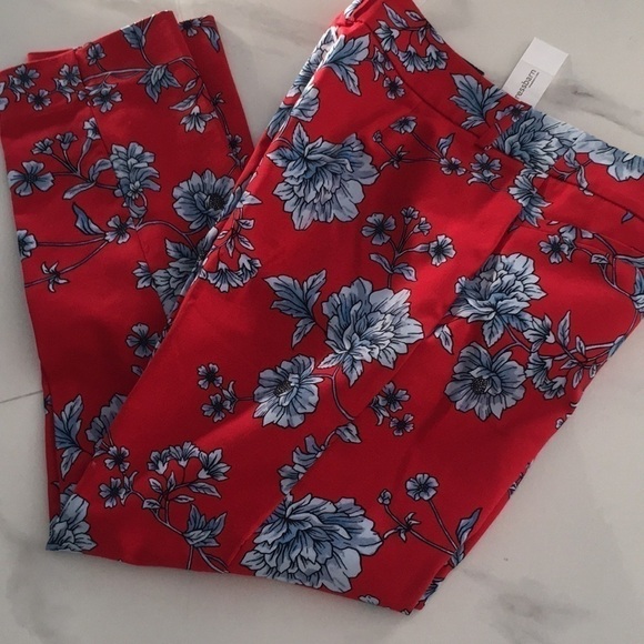 Roz & Ali Pants - Roz & Ali red print ankle length pants Wide waistband belt loops Front zip 8p
C